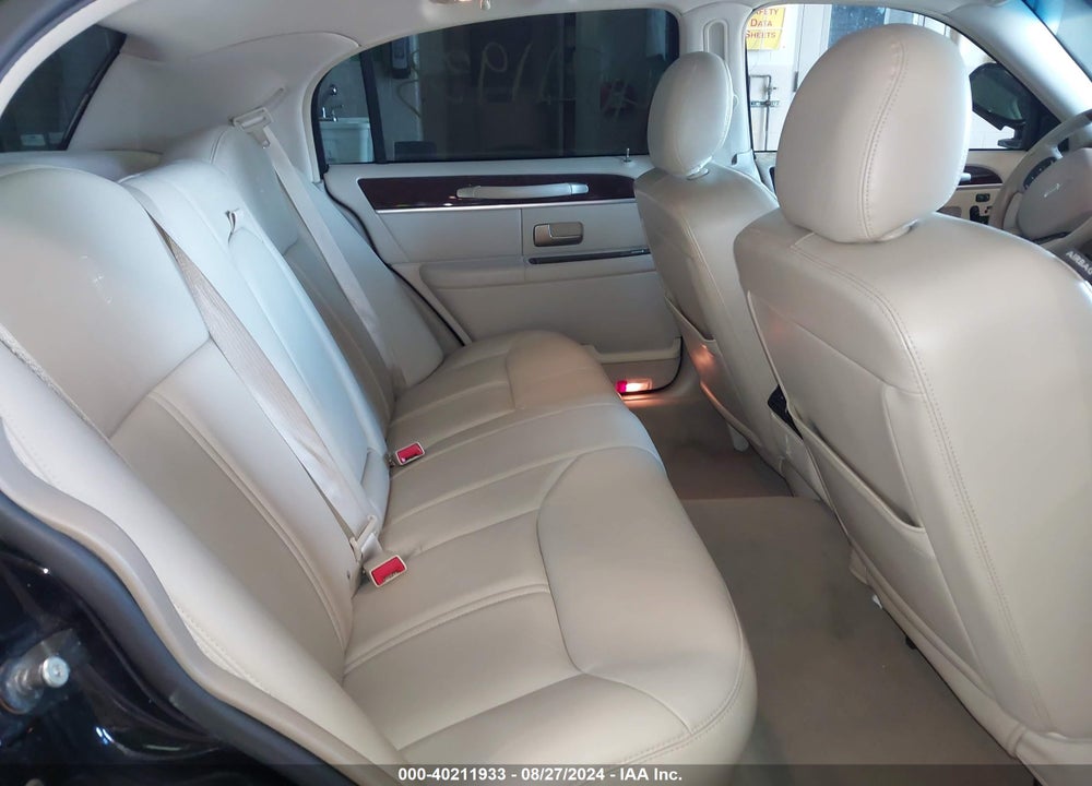 2008 LINCOLN TOWN CAR VIN: 2LNHM82W08X639494