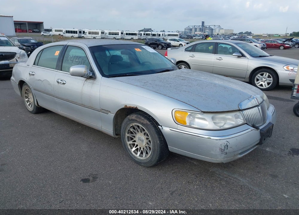 2000 LINCOLN TOWN CAR SIGNATURE VIN: 1LNHM82W6YY797323