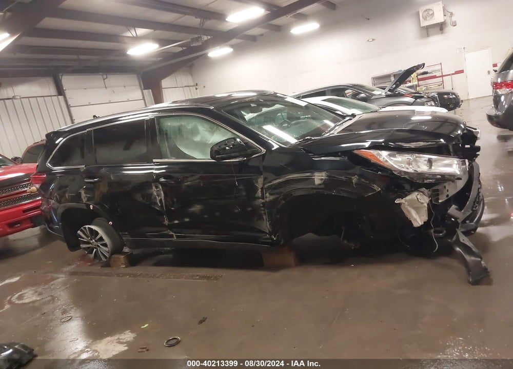 2019 TOYOTA HIGHLANDER XLE VIN: 5TDJZRFHXKS564797