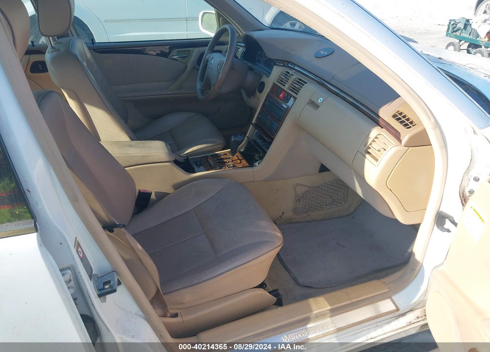 2000 MERCEDES-BENZ E 320 VIN: WDBJF65J8YB118822