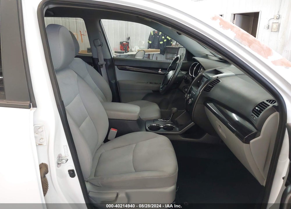 2011 KIA SORENTO LX VIN: 5XYKTCA19BG002674