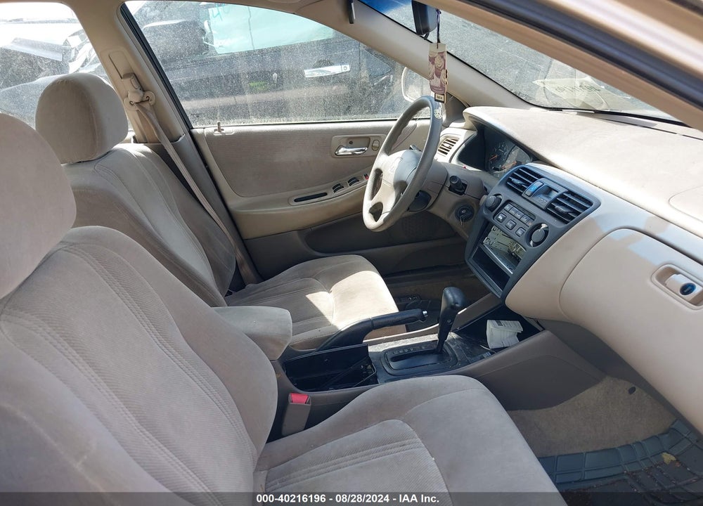 2000 HONDA ACCORD 2.3 LX VIN: 1HGCG5642YA017647