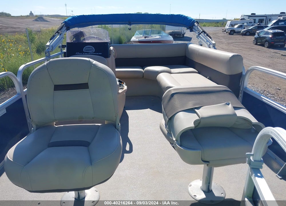2018 TRACKER MARINE SUN TRACKER VIN: BUJ59220K718