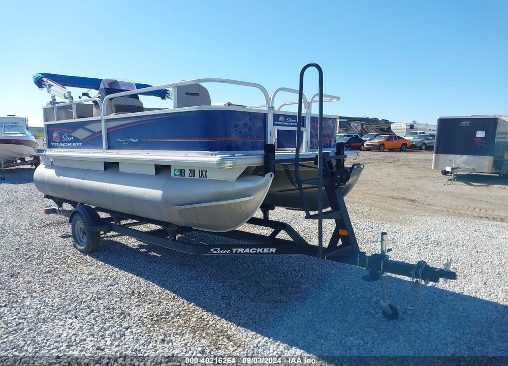2018 TRACKER MARINE SUN TRACKER VIN: BUJ59220K718