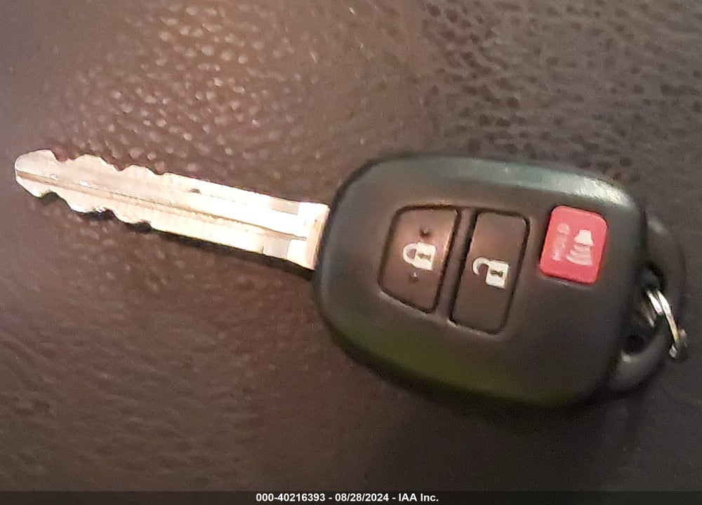 2017 TOYOTA RAV4 XLE VIN: JTMRFREV2HJ116997