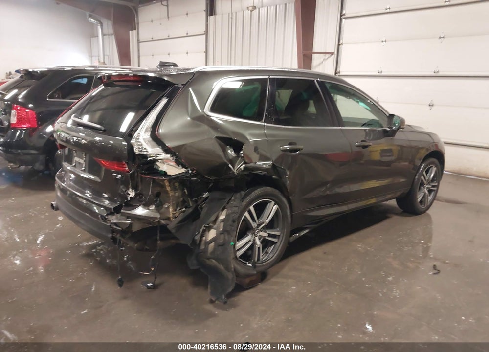 2018 VOLVO XC60 T5 MOMENTUM VIN: LYV102RK4JB106234