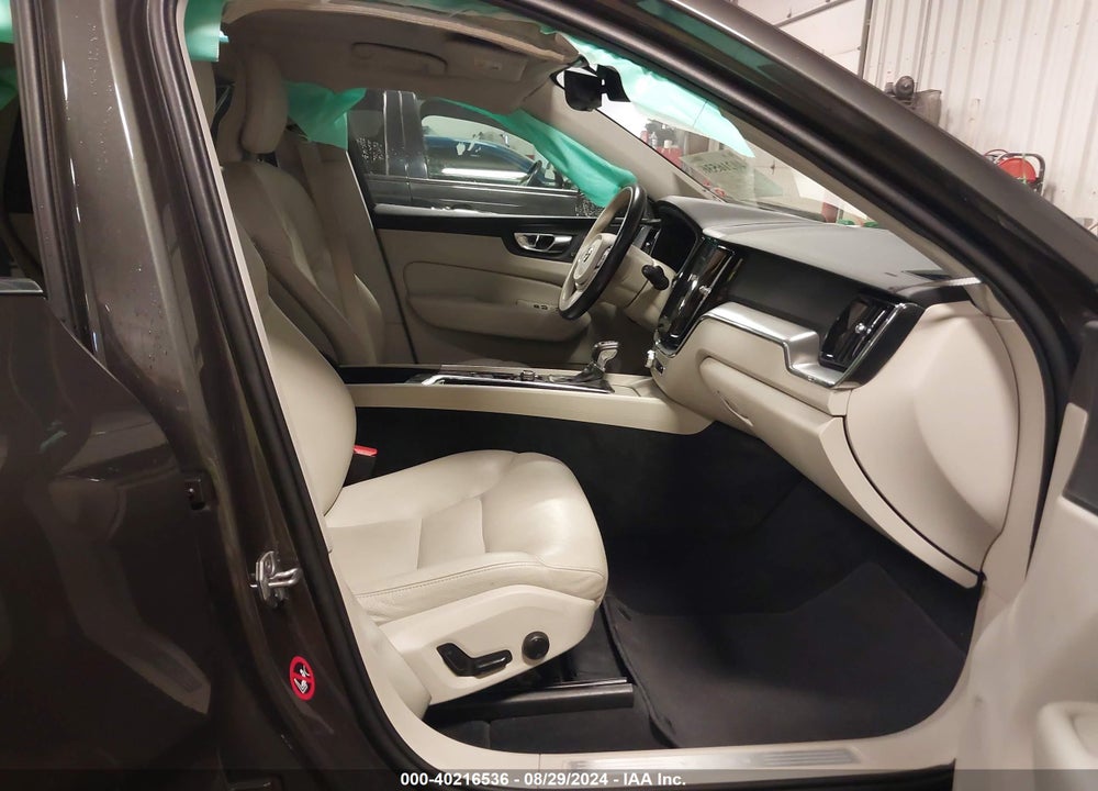 2018 VOLVO XC60 T5 MOMENTUM VIN: LYV102RK4JB106234