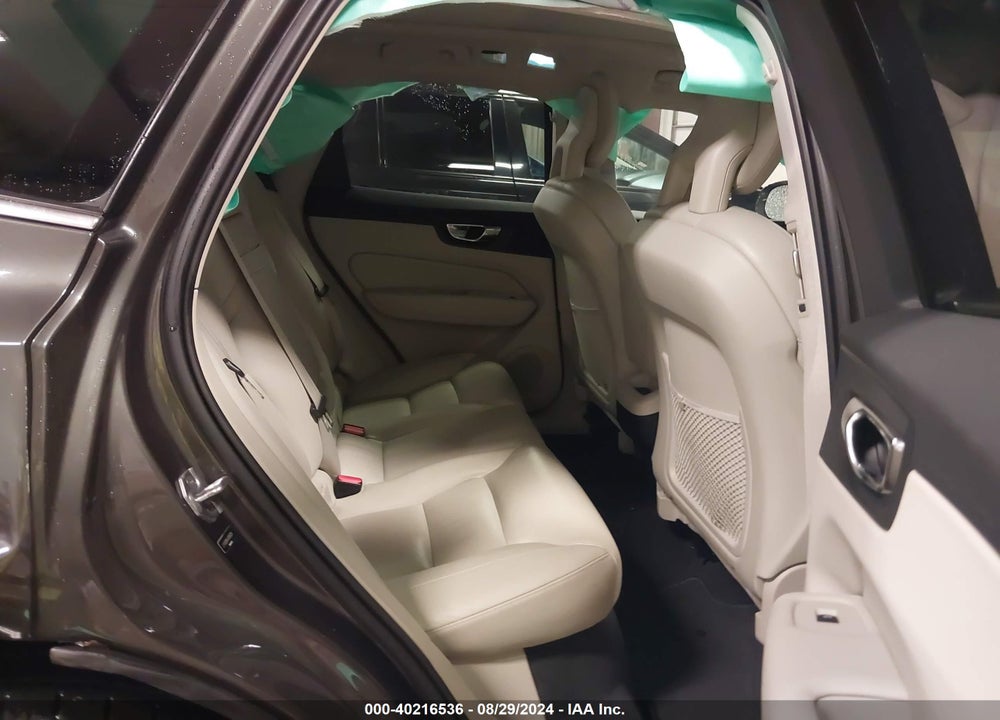 2018 VOLVO XC60 T5 MOMENTUM VIN: LYV102RK4JB106234