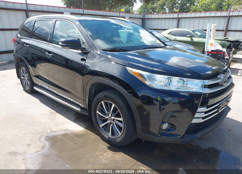 2017 TOYOTA HIGHLANDER XLE VIN: 5TDKZRFH1HS523827