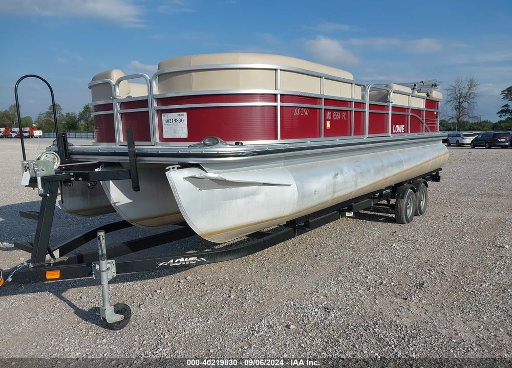 2014 LOWE PONTOON BOAT AND TRAILER VIN: LWC02050J314