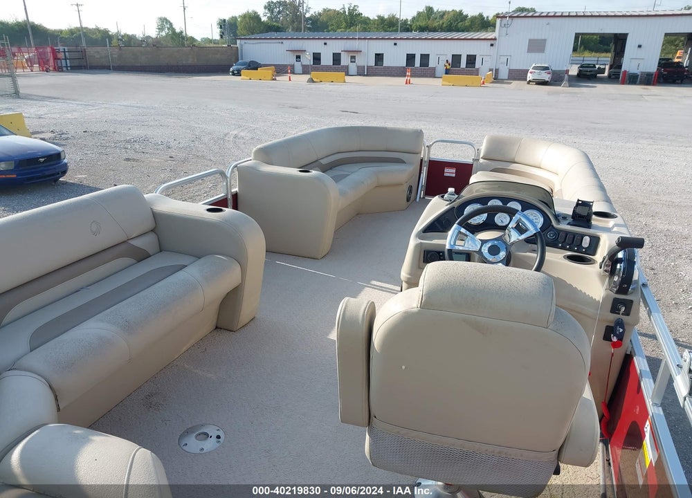 2014 LOWE PONTOON BOAT AND TRAILER VIN: LWC02050J314