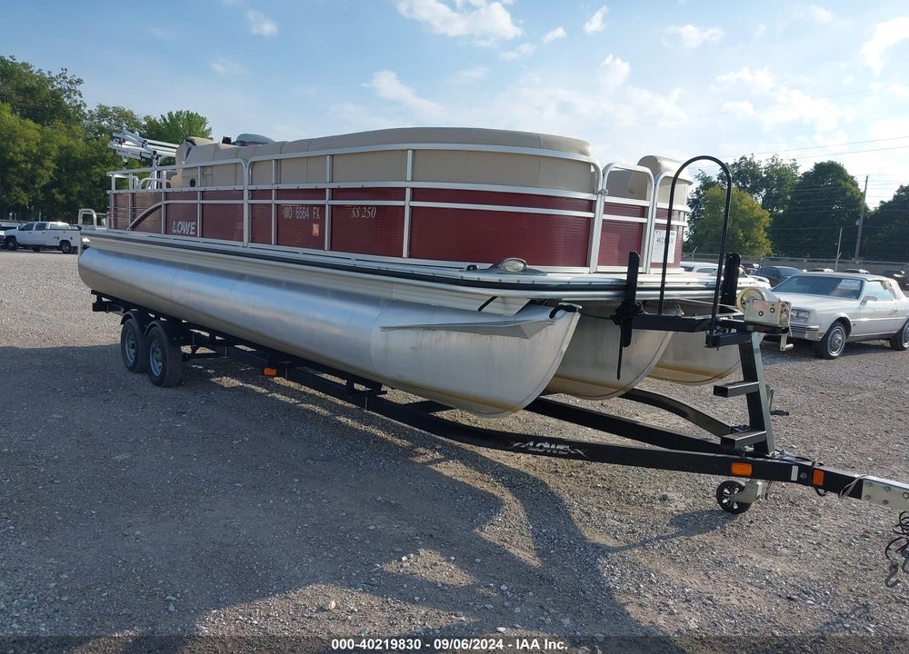 2014 LOWE PONTOON BOAT AND TRAILER VIN: LWC02050J314