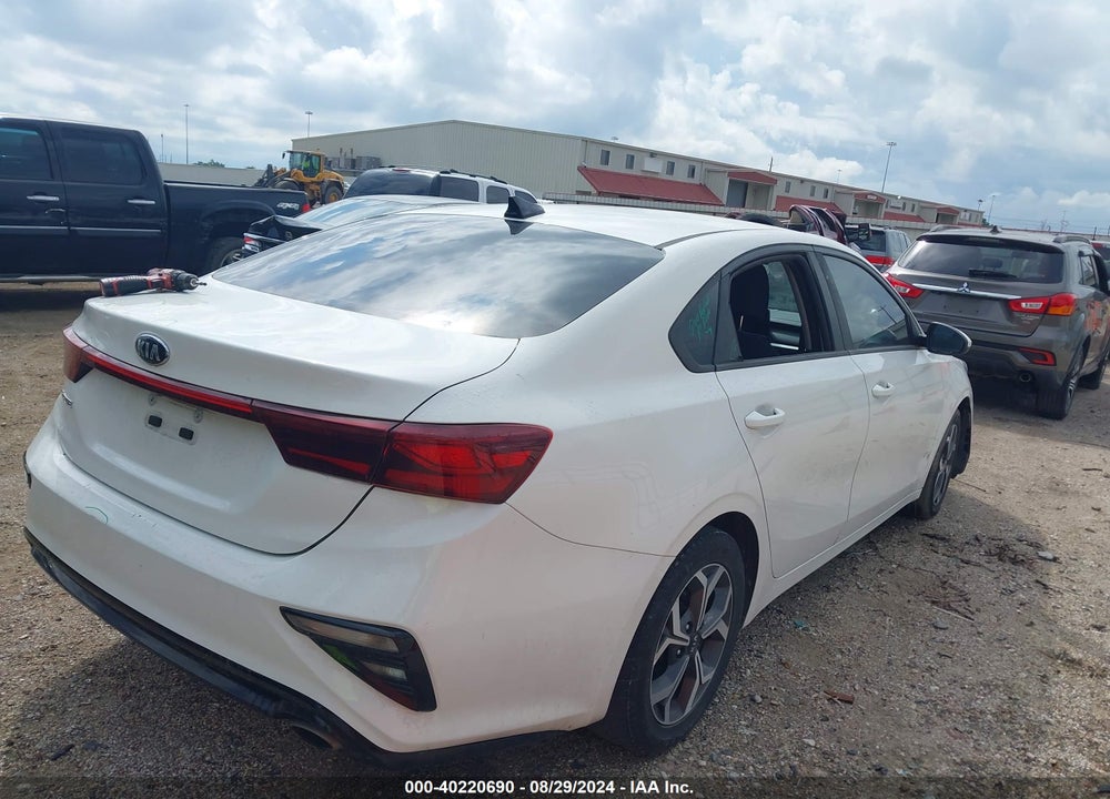 2019 KIA FORTE LXS VIN: 3KPF24AD7KE111832