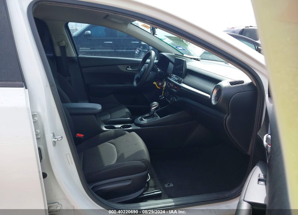 2019 KIA FORTE LXS VIN: 3KPF24AD7KE111832