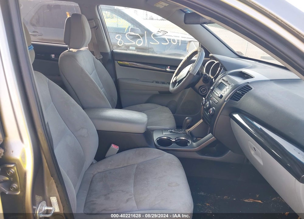 2011 KIA SORENTO LX VIN: 5XYKTCA16BG011641