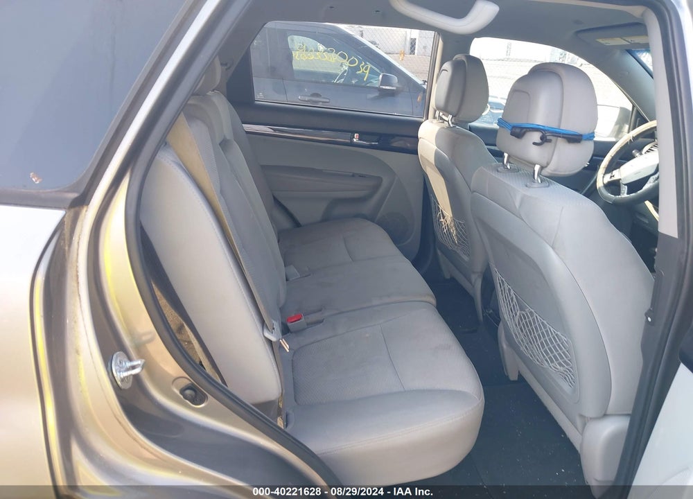 2011 KIA SORENTO LX VIN: 5XYKTCA16BG011641
