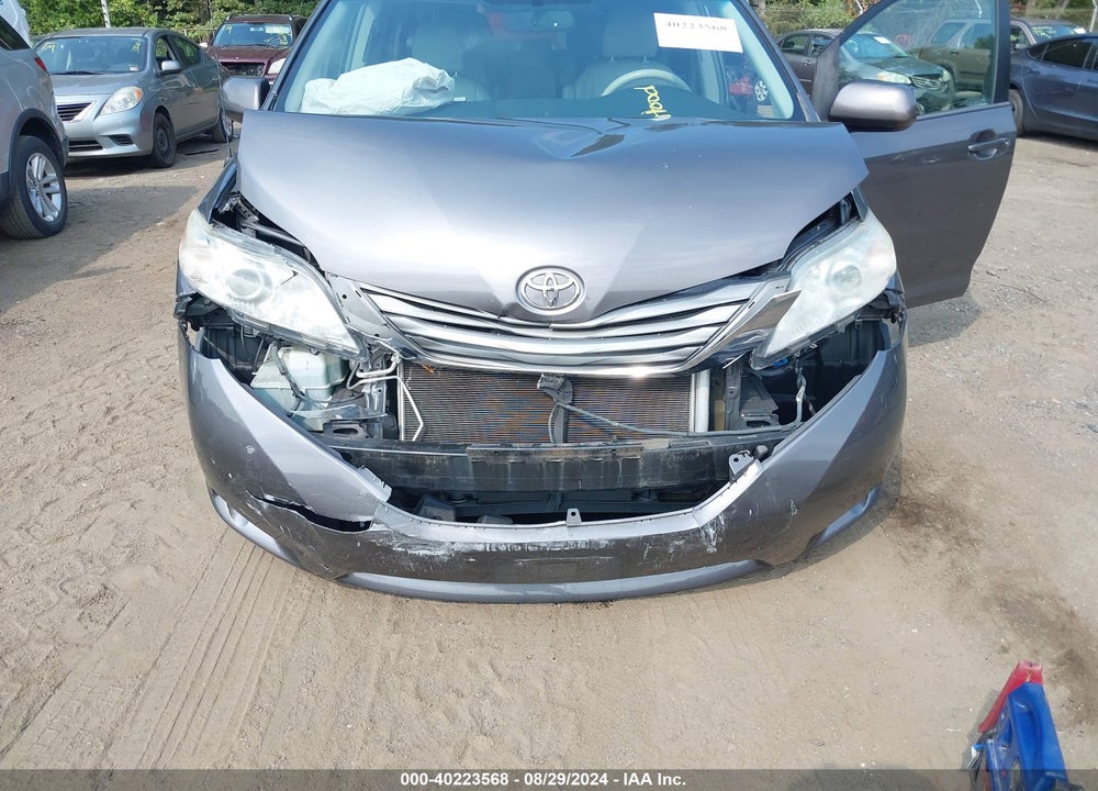 2013 TOYOTA SIENNA XLE V6 8 PASSENGER VIN: 5TDYK3DC9DS332962