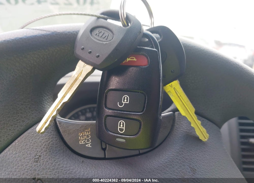 2011 KIA SEDONA LX VIN: KNDMG4C79B6364432