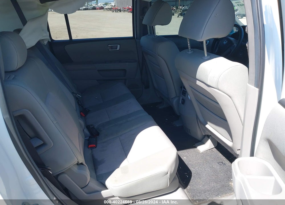 2011 HONDA PILOT EX VIN: 5FNYF3H4XBB052413