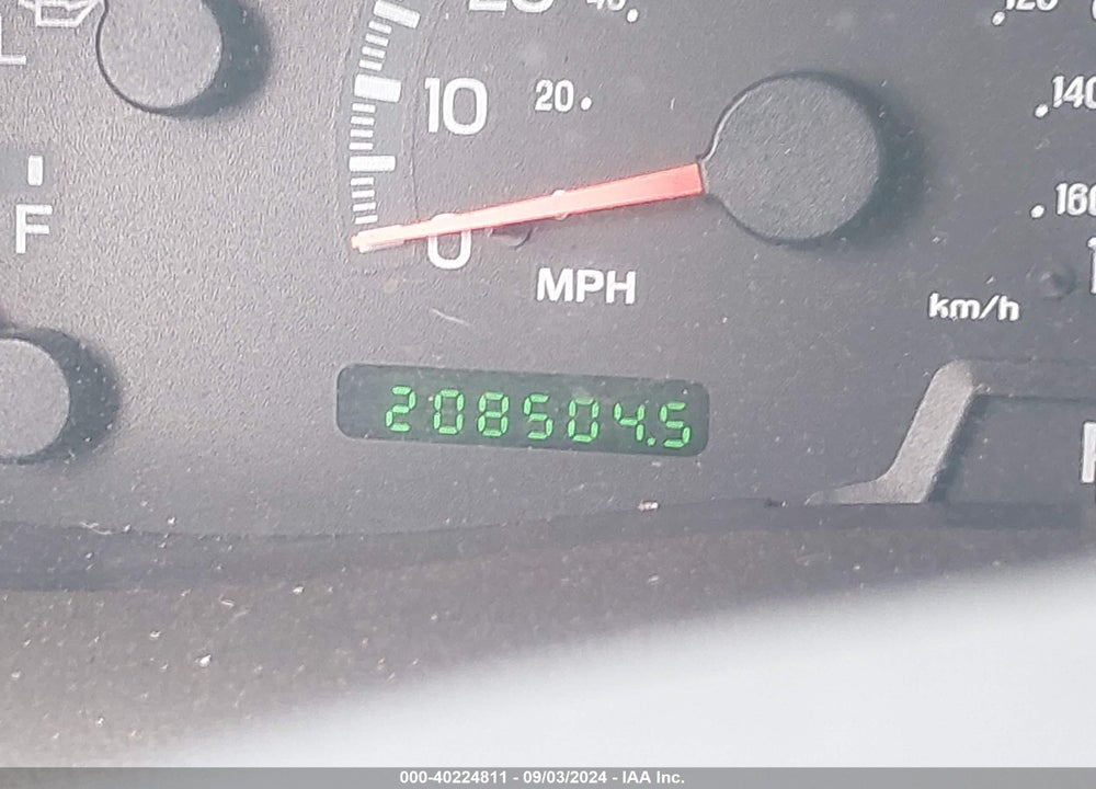 2000 FORD EXPEDITION XLT VIN: 1FMRU15L0YLA53663