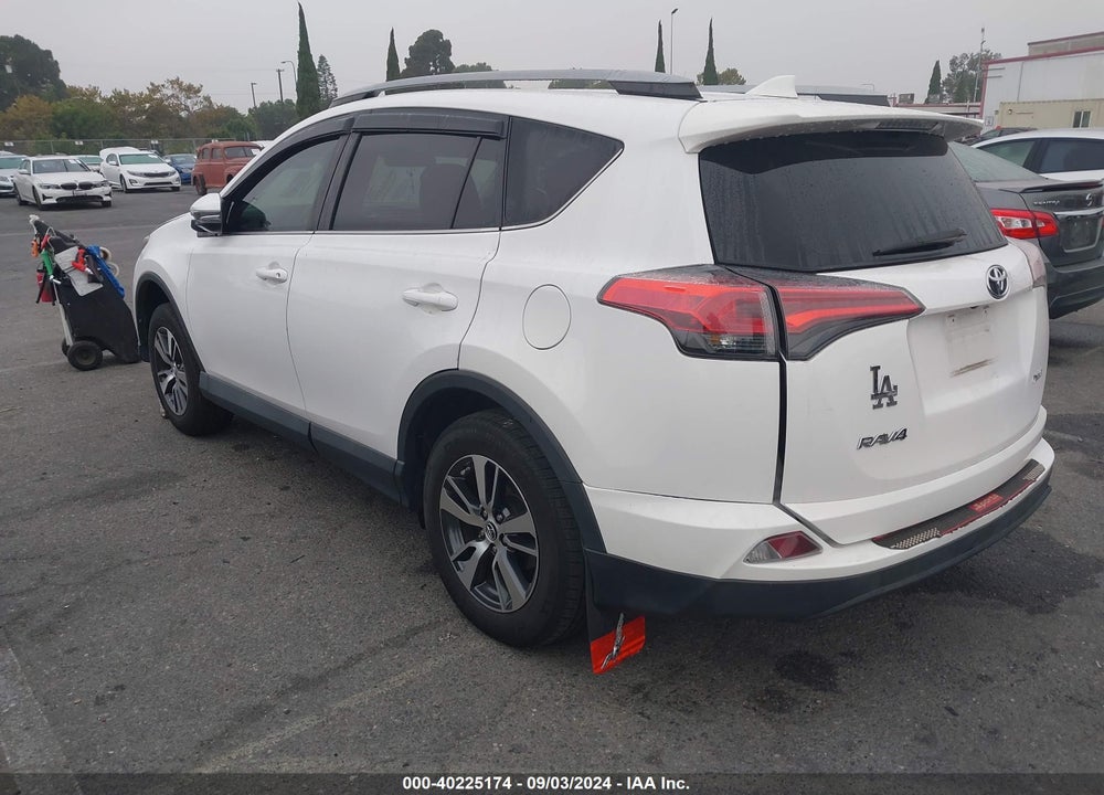 2018 TOYOTA RAV4 XLE VIN: 2T3WFREV0JW460385