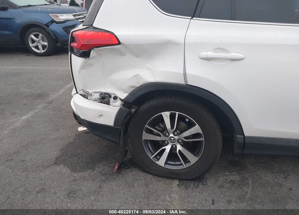 2018 TOYOTA RAV4 XLE VIN: 2T3WFREV0JW460385