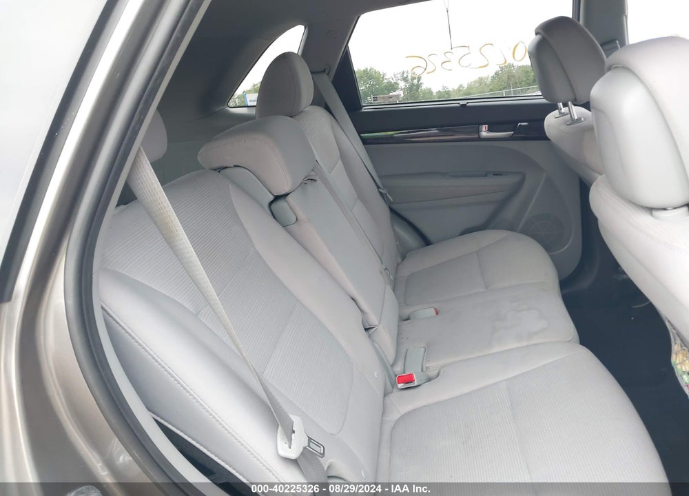 2014 KIA SORENTO LX VIN: 5XYKTCA62EG522652