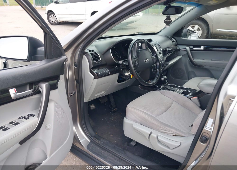 2014 KIA SORENTO LX VIN: 5XYKTCA62EG522652