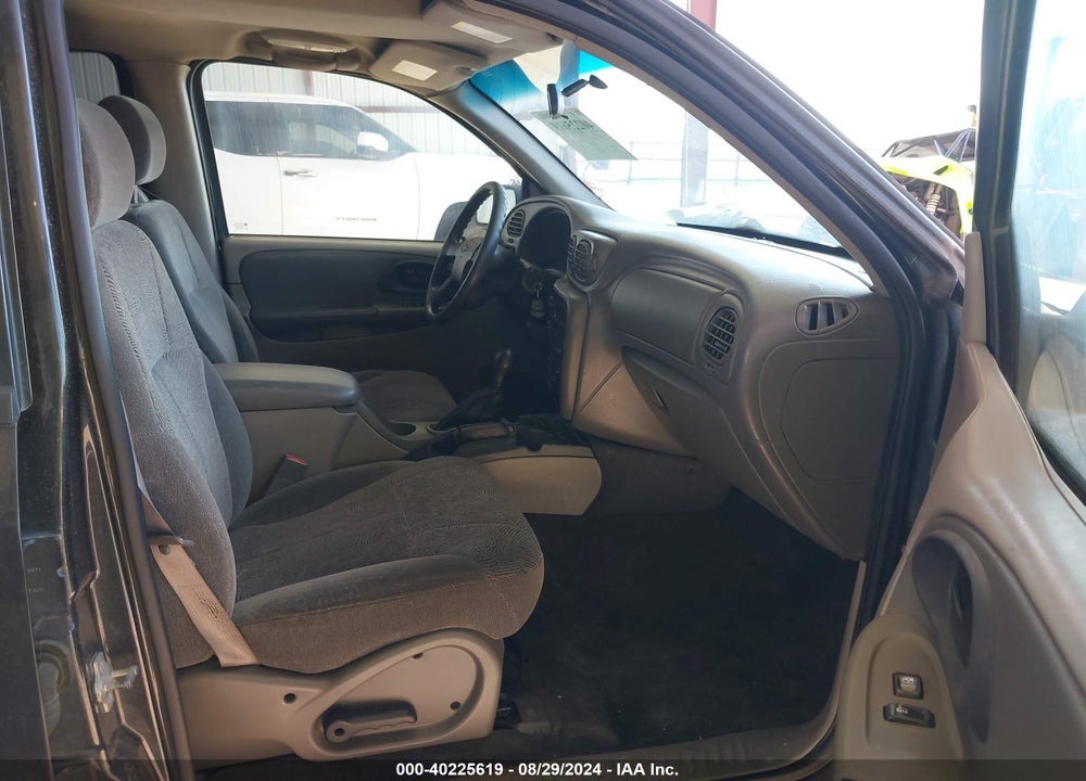 2004 CHEVROLET TRAILBLAZER LS VIN: 1GNDT13S742242524