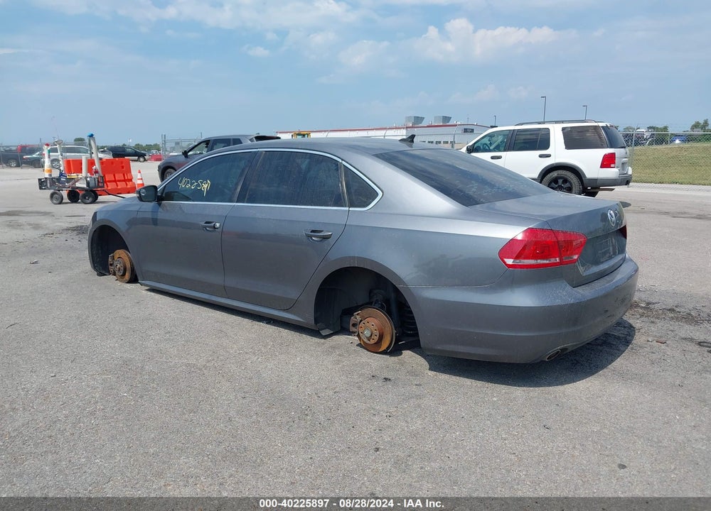 2015 VOLKSWAGEN PASSAT 2.0L TDI SE VIN: 1VWBV7A30FC044323