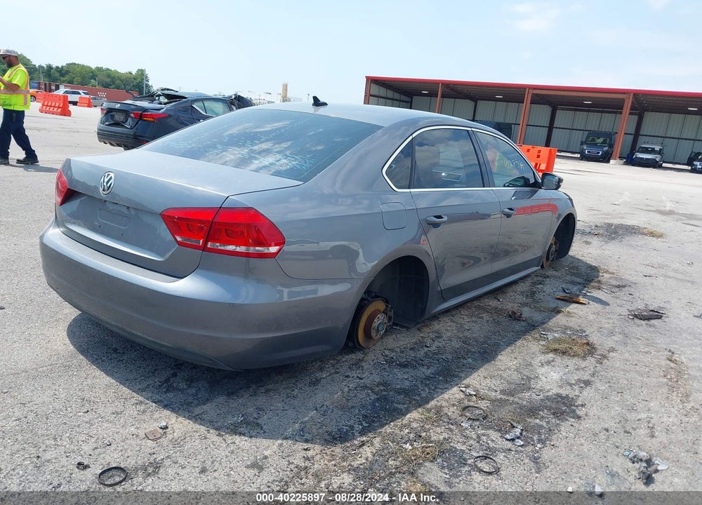 2015 VOLKSWAGEN PASSAT 2.0L TDI SE VIN: 1VWBV7A30FC044323