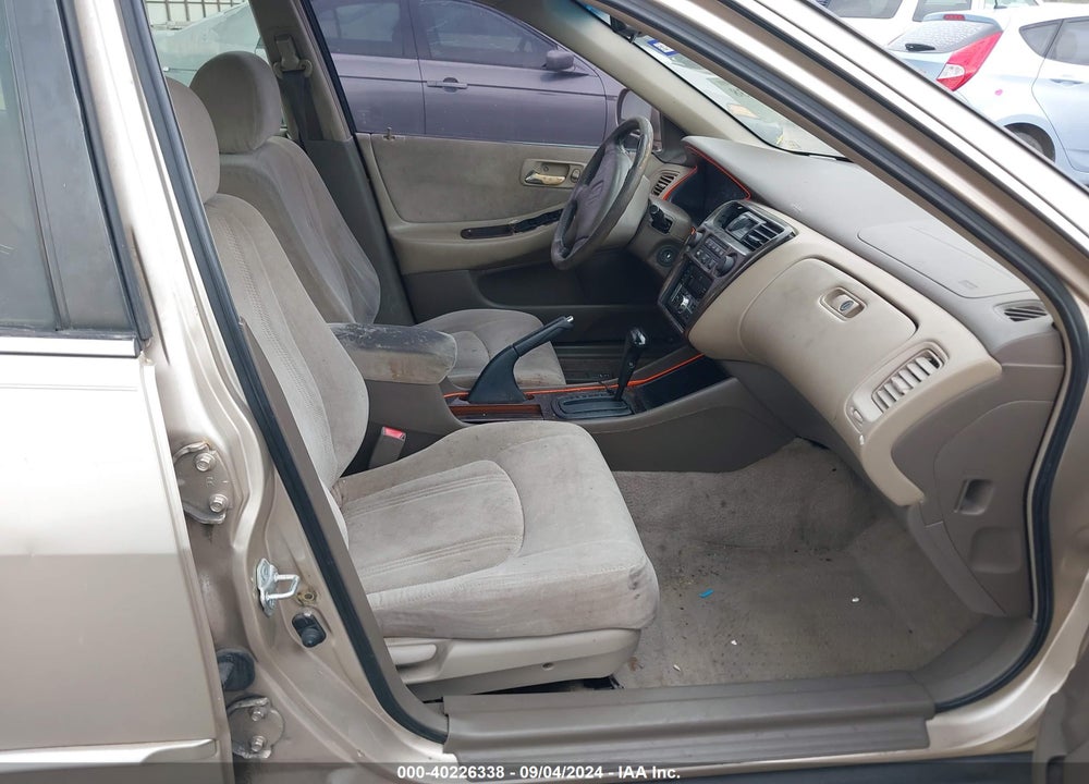 2000 HONDA ACCORD 2.3 SE VIN: JHMCG5675YC005049