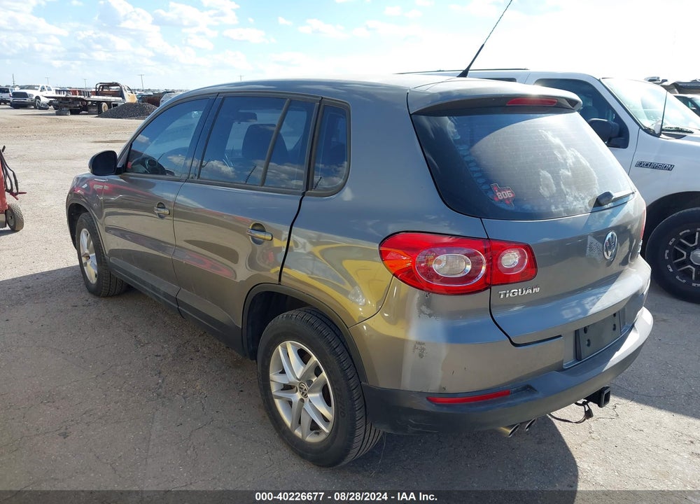2011 VOLKSWAGEN TIGUAN S VIN: WVGBV7AX1BW539558