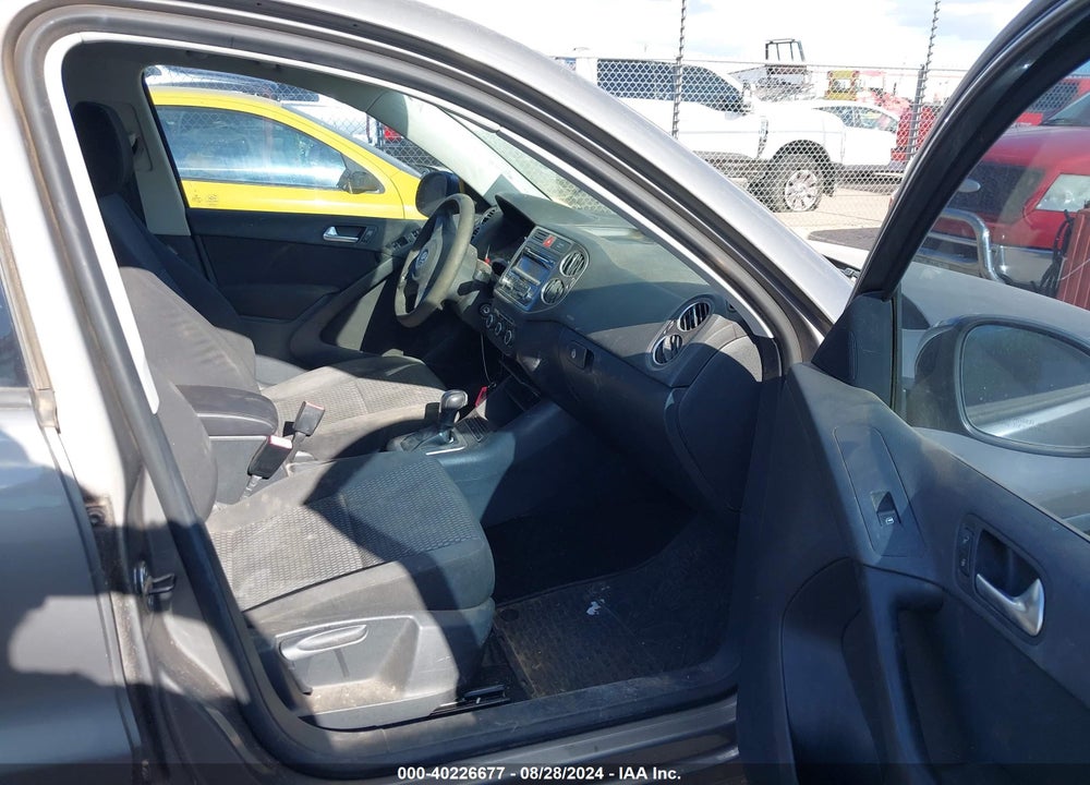 2011 VOLKSWAGEN TIGUAN S VIN: WVGBV7AX1BW539558