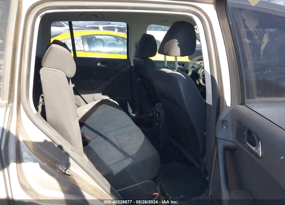 2011 VOLKSWAGEN TIGUAN S VIN: WVGBV7AX1BW539558