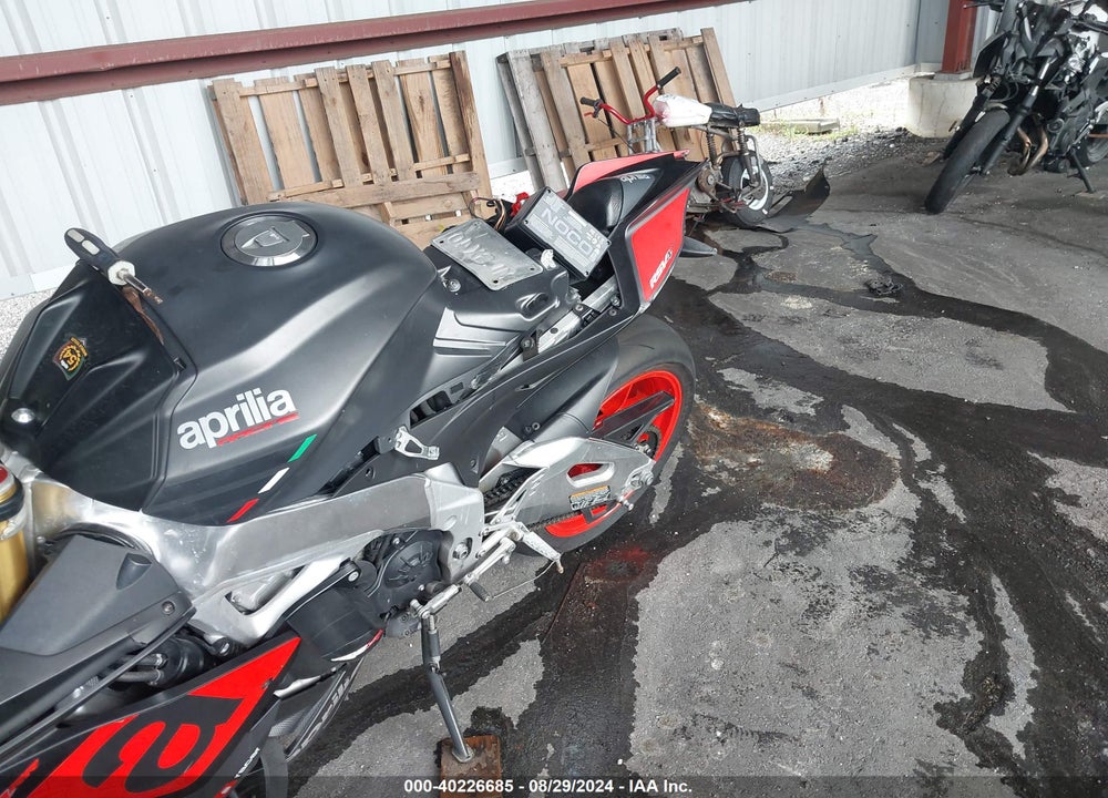 2018 APRILIA RSV4 VIN: ZD4KEU001JS001573
