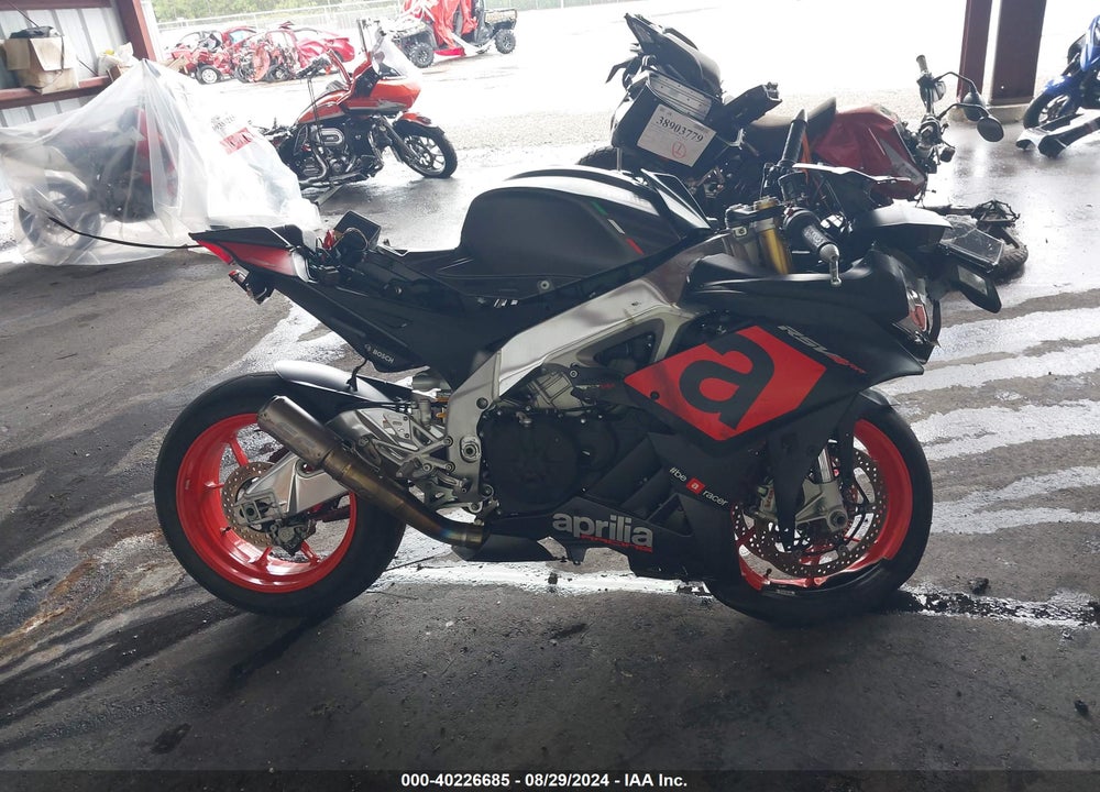 2018 APRILIA RSV4 VIN: ZD4KEU001JS001573