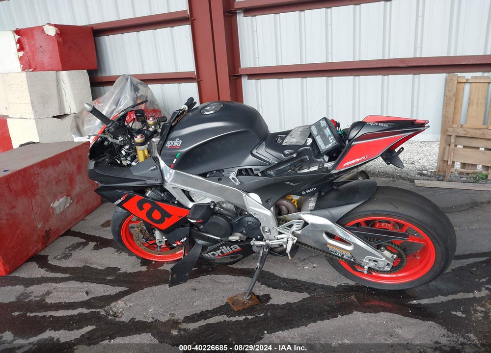 2018 APRILIA RSV4 VIN: ZD4KEU001JS001573