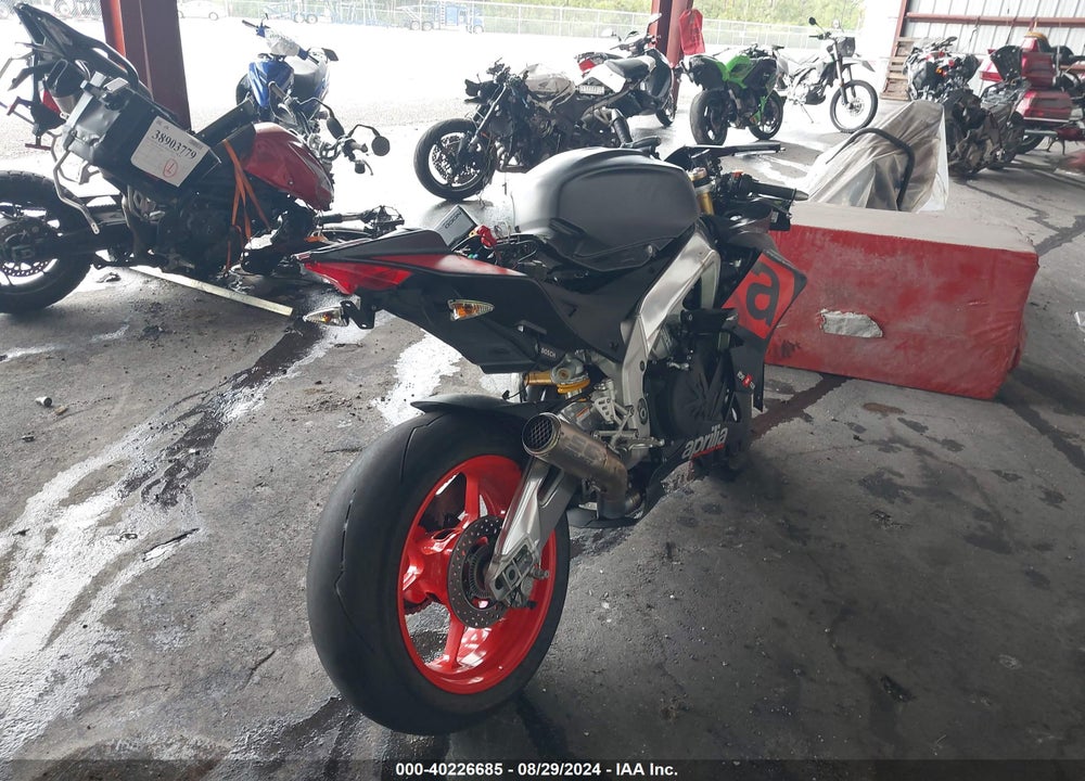 2018 APRILIA RSV4 VIN: ZD4KEU001JS001573