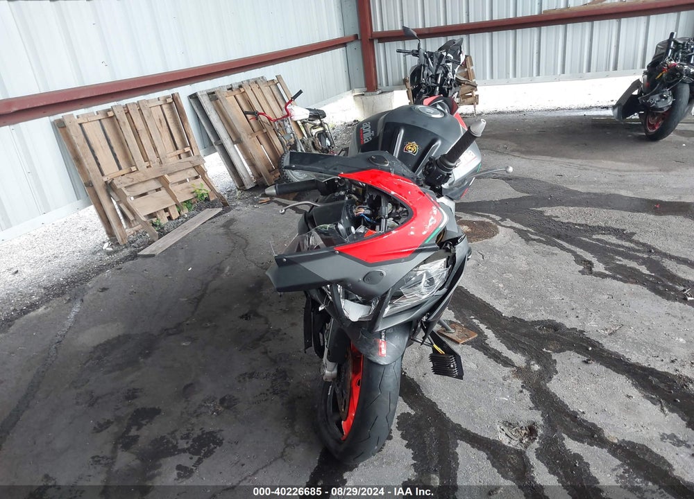 2018 APRILIA RSV4 VIN: ZD4KEU001JS001573