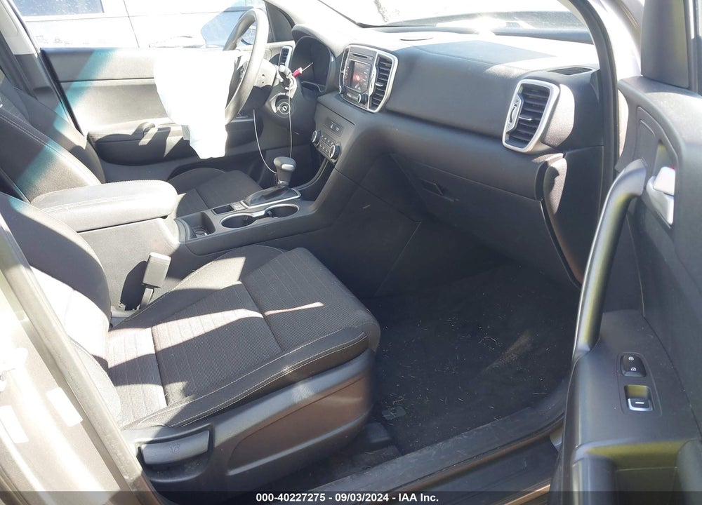 2018 KIA SPORTAGE LX VIN: KNDPMCAC7J7365121