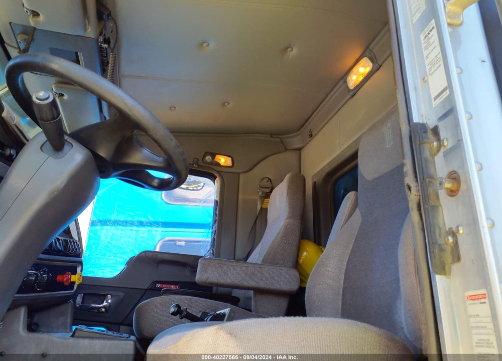 2014 KENWORTH CONSTRUCTION T800 VIN: 1NKDXPEX2EJ415686
