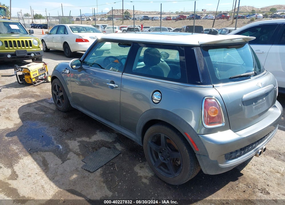 2007 MINI COOPER S VIN: WMWMF73577TT81772
