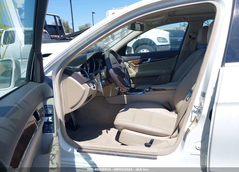 2012 MERCEDES-BENZ C 250 LUXURY/SPORT VIN: WDDGF4HB0CA605361