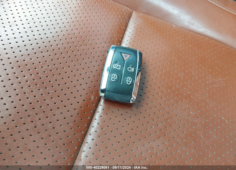 2011 JAGUAR XF PREMIUM VIN: SAJWA0GB0BLR89385