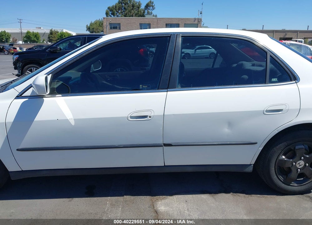1999 HONDA ACCORD LX VIN: 1HGCG6651XA008922