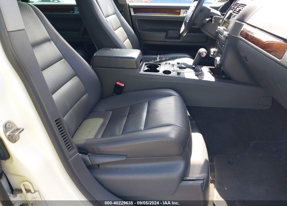 2010 VOLKSWAGEN TOUAREG VR6 FSI VIN: WVGBF7A97AD001732