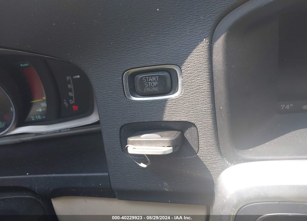 2015 VOLVO V60 VIN: YV140MEBXF1207298
