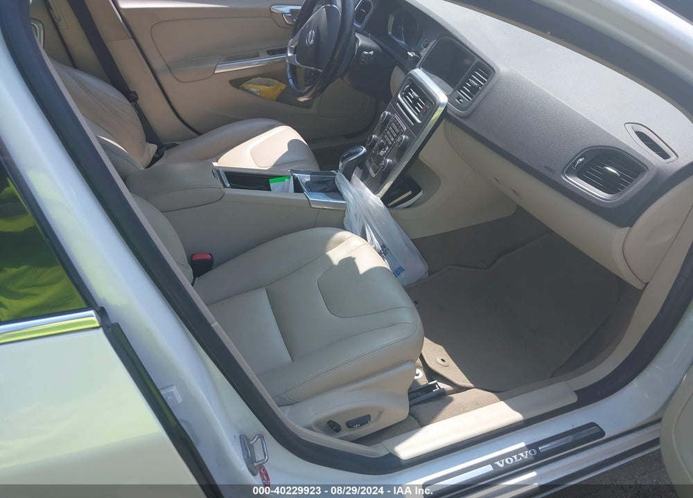 2015 VOLVO V60 VIN: YV140MEBXF1207298
