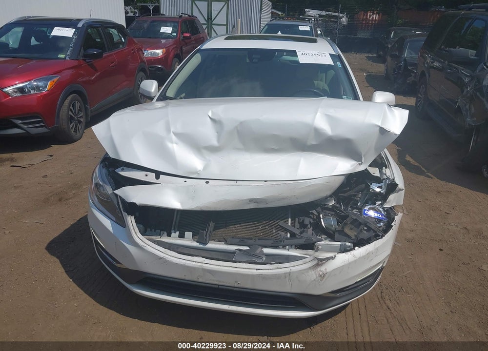 2015 VOLVO V60 VIN: YV140MEBXF1207298